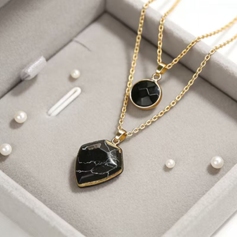 Fashionable Rhombus-shaped Teardrop Necklace With Red Inlaid Stones
