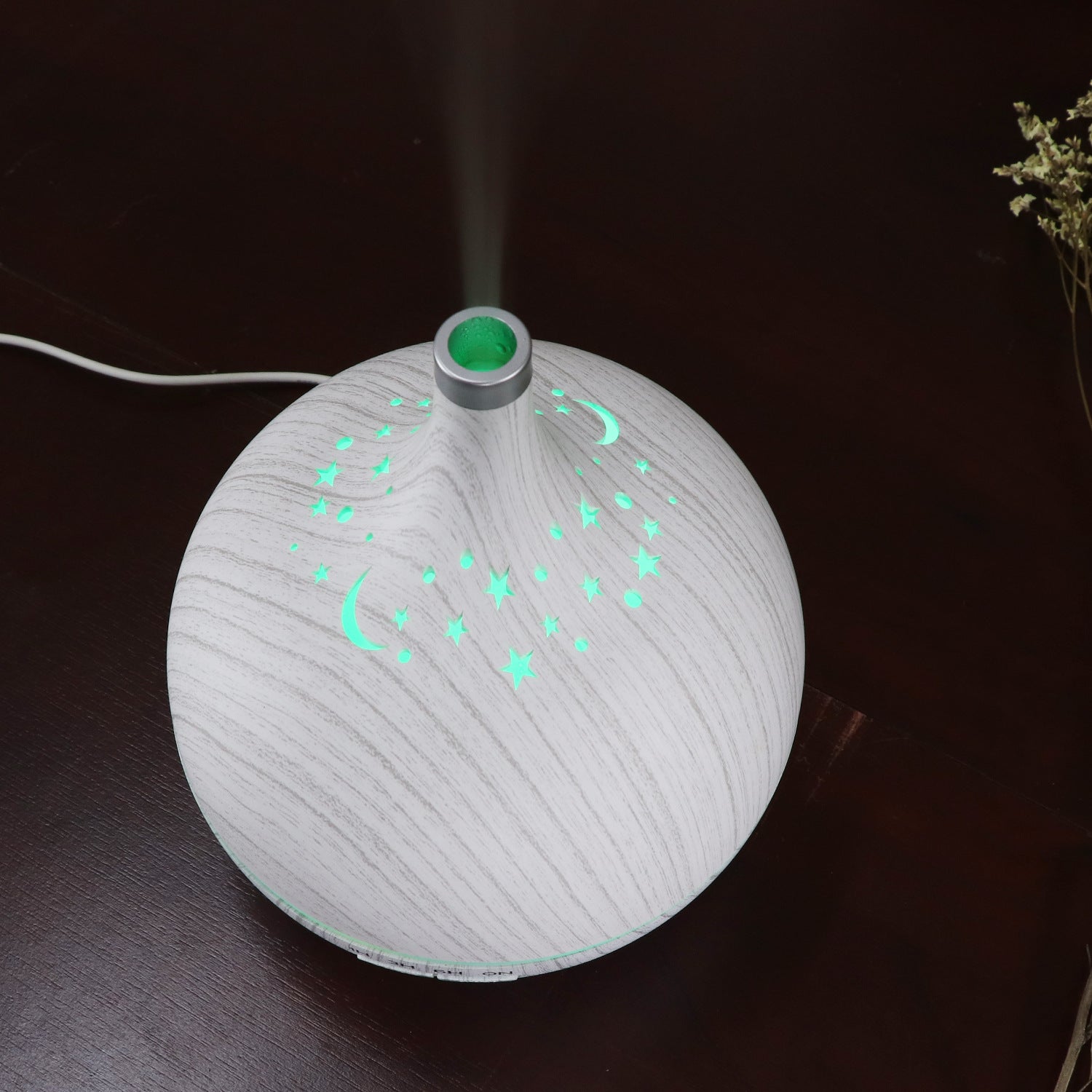 White diffuser with green lights on a dark background