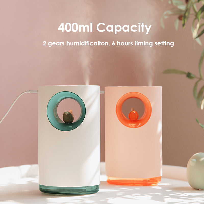 Two humidifiers with colored lids on a light surface, with text indicating capacity and settings.
